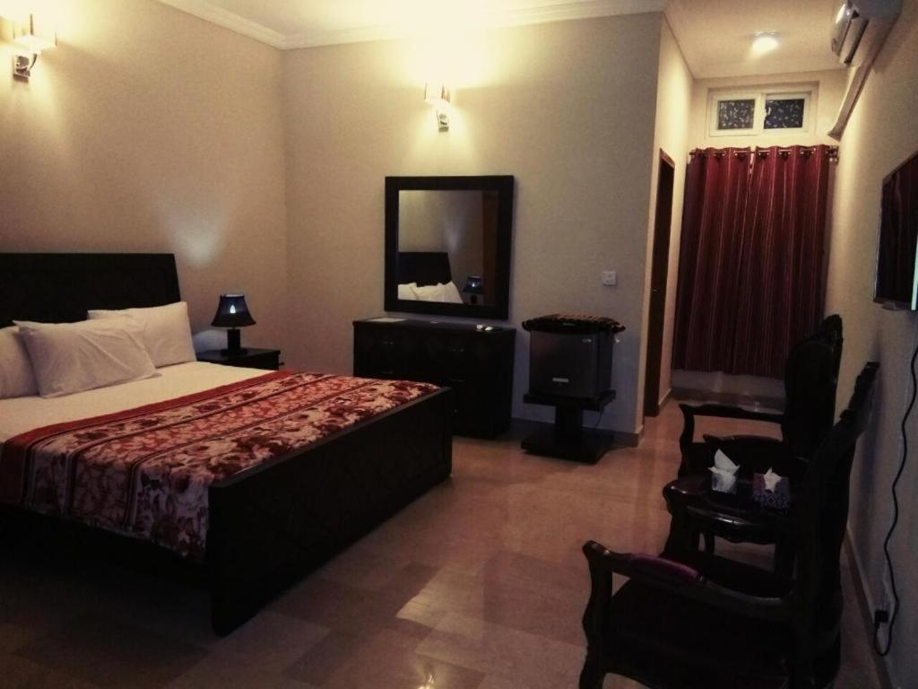 Royal Galaxy Bed & Breakfast Islamabad - For Families Only Bagian luar foto