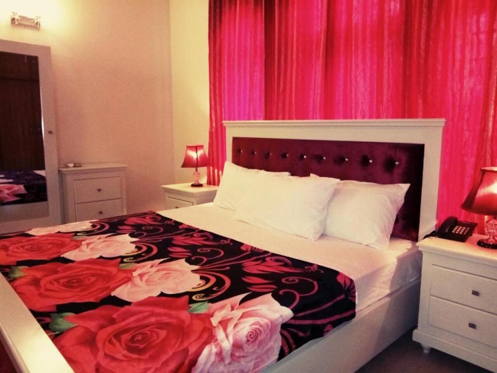 Royal Galaxy Bed & Breakfast Islamabad - For Families Only Bagian luar foto