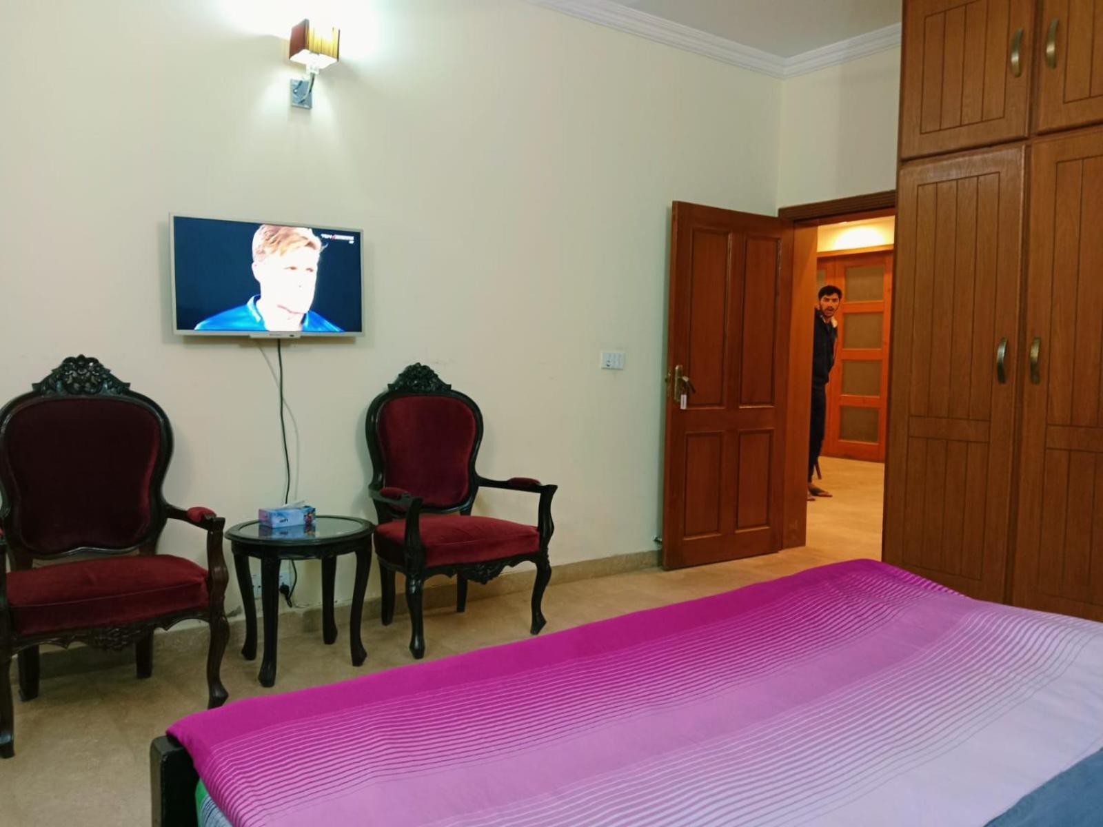 Royal Galaxy Bed & Breakfast Islamabad - For Families Only Bagian luar foto
